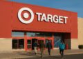 Fotografía de la fachada de una tienda Target con personas ingresando en horario comercial