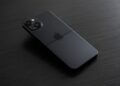 Prototipo de iPhone plegable sobre mesa sobria con logo de Apple sutil.