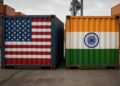 Contenedores con banderas de EE. UU. e India simbolizan disputa por aranceles.