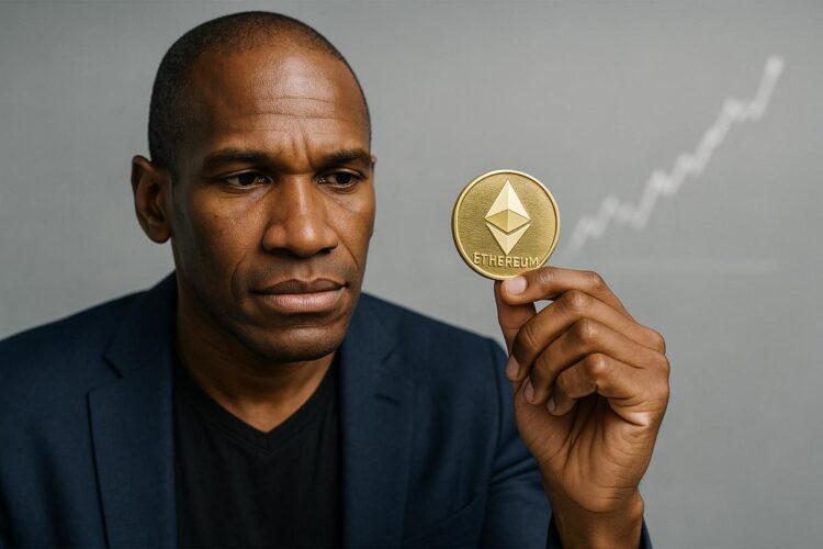 Arthur Hayes sostiene una moneda de Ethereum dorada con gesto serio sobre fondo gris.
