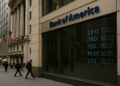 Fachada de Bank of America en Nueva York con ambiente urbano y referencia bursátil.