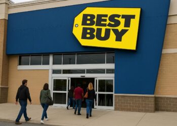 Fachada de tienda Best Buy con clientes entrando por la puerta principal y logo amarillo visible