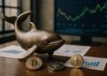 Escultura metálica de ballena con reflejos de Bitcoin y Ether en ambiente editorial.