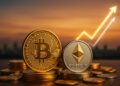 Bitcoin y Ether sobre monedas apiladas con líneas ascendentes en fondo cálido al atardecer.