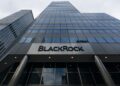 Vista panorámica de la fachada del edificio de BlackRock en Nueva York con ángulo ascendente