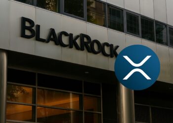 Fachada de BlackRock con logotipo de XRP en primer plano.