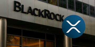Fachada de BlackRock con logotipo de XRP en primer plano.
