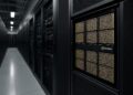 Vista de un centro de datos moderno con servidores y módulos Nvidia en racks organizados