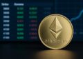 Moneda física de Ether con fondo de datos de opciones y gráficos del mercado de derivados.