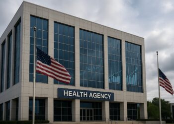 Fachada de CDC Health Agency y banderas de EE.UU. a media asta