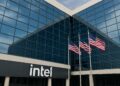 Fachada del edificio central de Intel con varias banderas estadounidenses al frente ondeando en mástiles