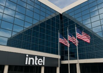 Fachada del edificio central de Intel con varias banderas estadounidenses al frente ondeando en mástiles