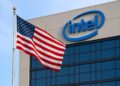 Intel con sede corporativa y bandera de Estados Unidos ondeando al frente, reflejando la posible participación del gobierno.
