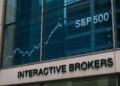 Detalle arquitectónico de la sede de Interactive Brokers con reflejo editorial alusivo al S&P 500.