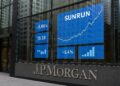 Fachada de JPMorgan en Nueva York con pantallas que muestran gráficos de Sunrun