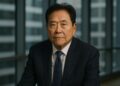 Robert Kiyosaki en un entorno corporativo sobrio y profesional.
