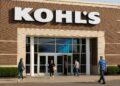 Fachada de la tienda Kohl’s con letrero visible y clientes entrando y saliendo del establecimiento