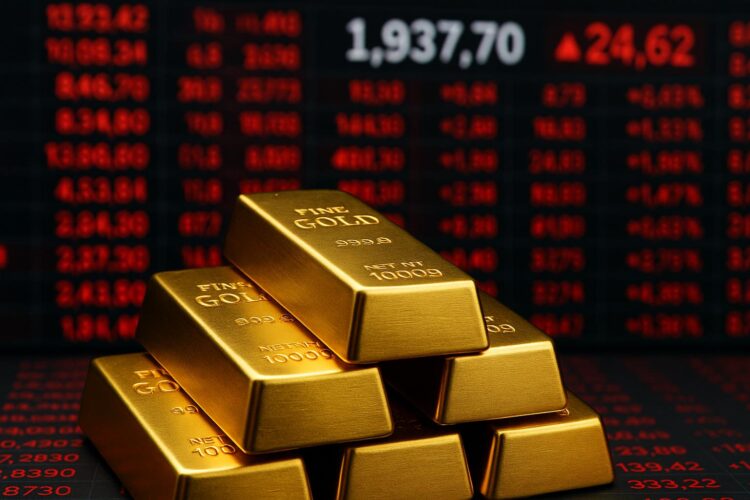 Lingotes de oro apilados frente a pantallas rojas de mercado con precios en aumento.
