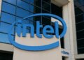 Fachada de la sede corporativa de Intel en California con el logotipo de la compañía en primer plano.