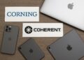 Logos de Corning y Coherent sobre mesa con MacBook, iPhone y iPad de Apple