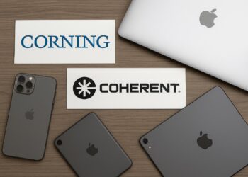 Logos de Corning y Coherent sobre mesa con MacBook, iPhone y iPad de Apple