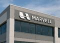 Vista diurna de las oficinas de Marvell con logo corporativo en la fachada y cielo despejado