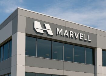 Vista diurna de las oficinas de Marvell con logo corporativo en la fachada y cielo despejado