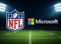 Logos de Microsoft y la NFL juntos sobre un campo de fútbol americano iluminado, representando su alianza con inteligencia artificial.