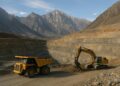  Mina de Barrick a cielo abierto en Pakistán con camión minero y excavadora trabajando en un paisaje montañoso