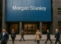 Fachada del edificio de Morgan Stanley en Nueva York con varias personas caminando frente a la entrada