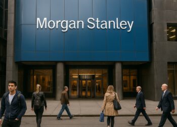 Fachada del edificio de Morgan Stanley en Nueva York con varias personas caminando frente a la entrada