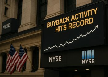  Panel exterior de la NYSE con mensaje sobre récord en operaciones de recompras
