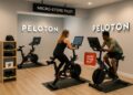 Interior de micro-store de Peloton con dos clientes usando bicicletas en exhibición.