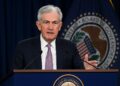 Jerome Powell durante un discurso en un podio con el sello de la Reserva Federal al fondo.
