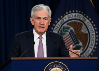 Jerome Powell durante un discurso en un podio con el sello de la Reserva Federal al fondo.
