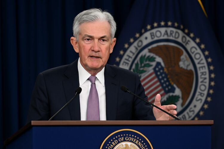 Jerome Powell durante un discurso en un podio con el sello de la Reserva Federal al fondo.