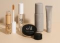 Productos de E.l.f. y Rhode alineados sobre fondo beige con iluminación suave