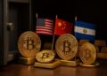 Banderas de Estados Unidos, China y El Salvador junto a monedas de Bitcoin en una caja fuerte.