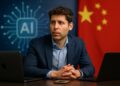 Sam Altman, CEO de OpenAI, en una reunión con laptops y la bandera de China al fondo sobre el reto de la IA.