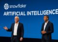 Dos ejecutivos de Snowflake en escenario corporativo presentan innovaciones de inteligencia artificial