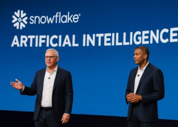 Dos ejecutivos de Snowflake en escenario corporativo presentan innovaciones de inteligencia artificial