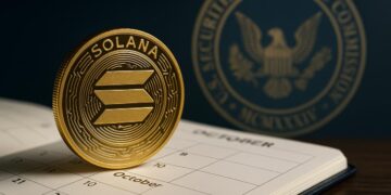 Moneda de Solana sobre calendario de octubre con sello de la SEC al fondo.