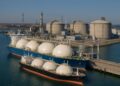  Vista aérea de terminal europea de gas natural licuado con barcos atracados y tanques de almacenamiento