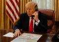 Trump en el Despacho Oval hablando por teléfono con mapas de Ucrania y Rusia sobre el escritorio.