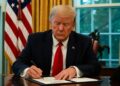 Trump firma órdenes ejecutivas que cambian el mercado financiero y regulan la banca en Estados Unidos