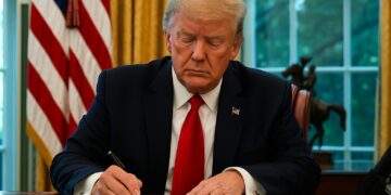 Trump firma órdenes ejecutivas que cambian el mercado financiero y regulan la banca en Estados Unidos