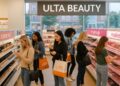 Personas dentro de una tienda Ulta Beauty en China revisando productos de maquillaje en estantes iluminados