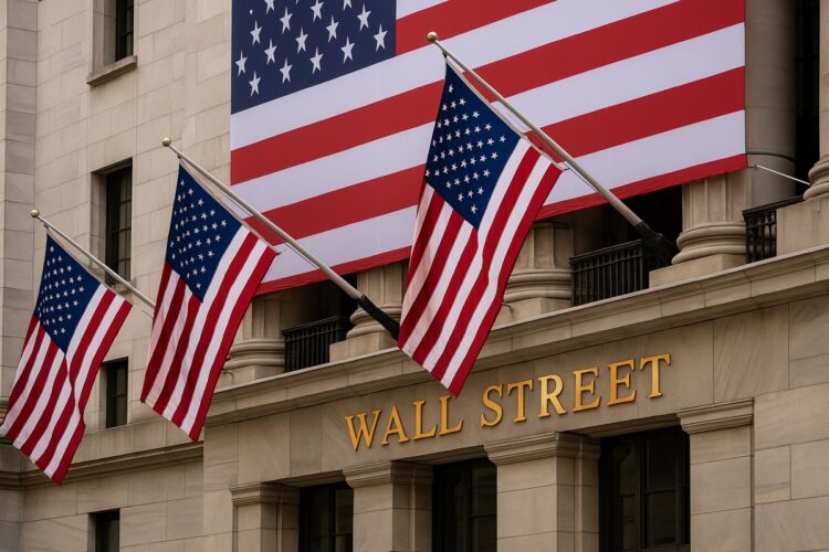 Fachada de Wall Street con banderas de EE. UU., reflejando crecimiento del PIB.