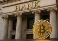 Bitcoin frente a un banco central con columnas clásicas, simbolizando reservas oficiales.