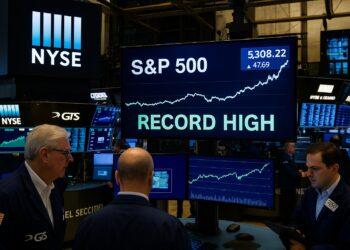 Fotografía editorial muestra el piso de la Bolsa de Nueva York con pantallas destacando al S&P 500 en niveles récord